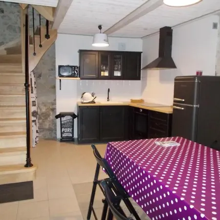 بيت للعطل Maison Chambon-sur-lac, 2 Pieces, 7 Personnes - Fr-1-395-31 *